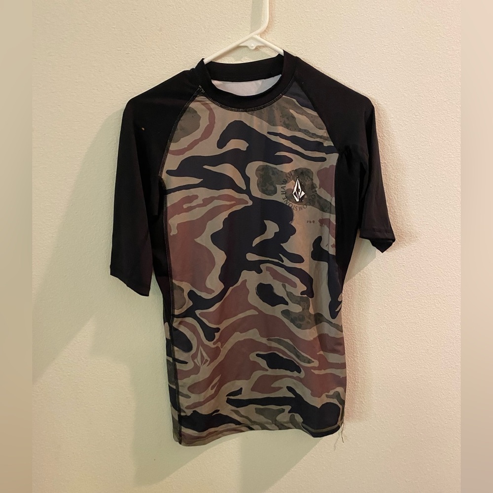 Volcom rash guard size large